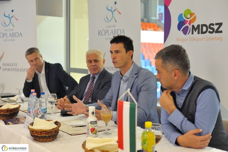 Röplabda szerződés aláírás - fotó Szarka Lajos