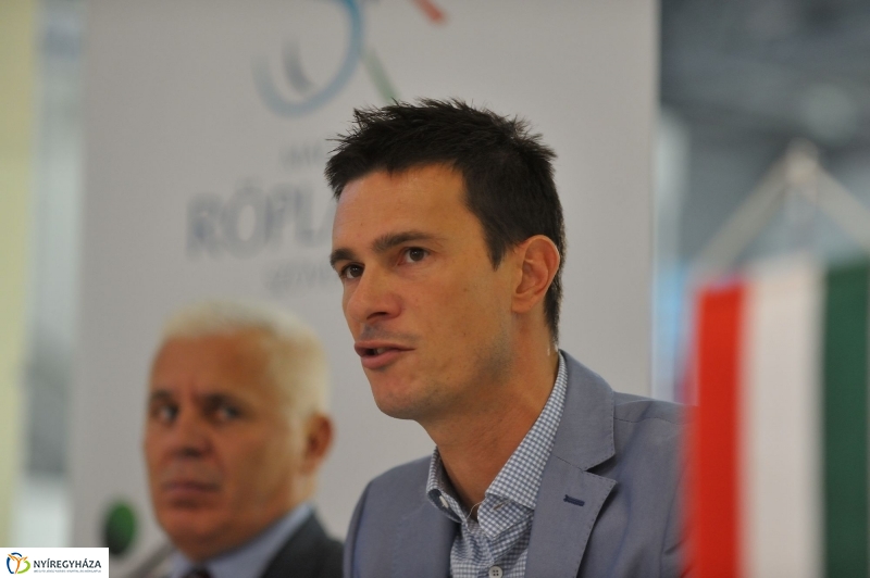 Röplabda szerződés aláírás - fotó Szarka Lajos