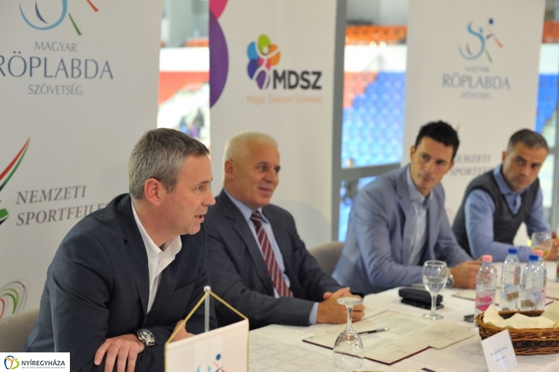 Röplabda szerződés aláírás - fotó Szarka Lajos