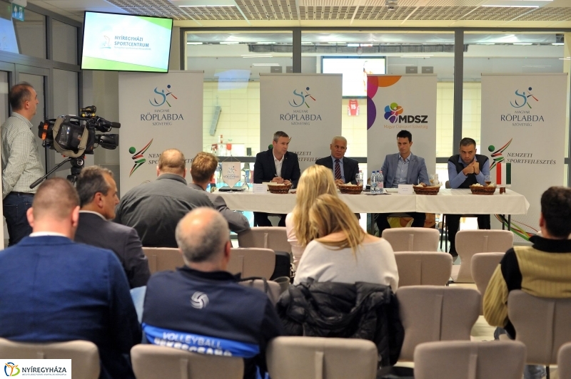 Röplabda szerződés aláírás - fotó Szarka Lajos