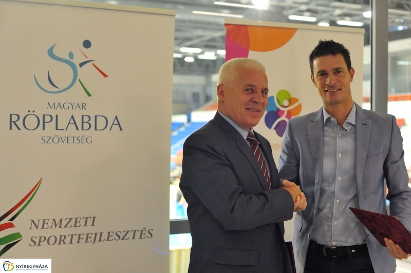 Röplabda szerződés aláírás - fotó Szarka Lajos