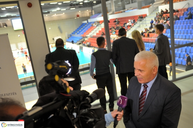 Röplabda szerződés aláírás - fotó Szarka Lajos