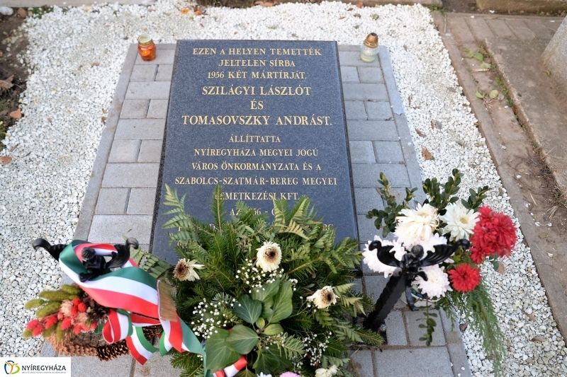 Gyertyagyújtás a 28-as parcella emlékpontjánál