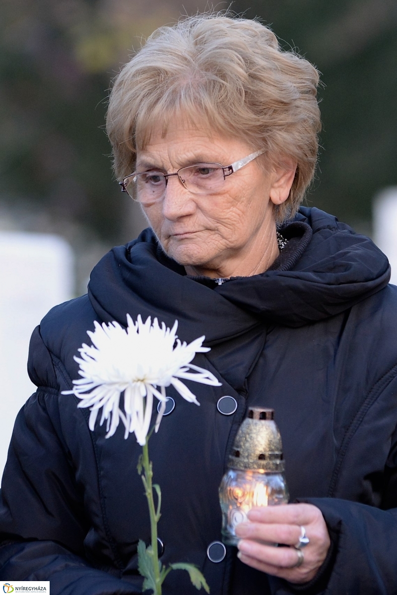 Gyertyagyújtás a 28-as parcella emlékpontjánál