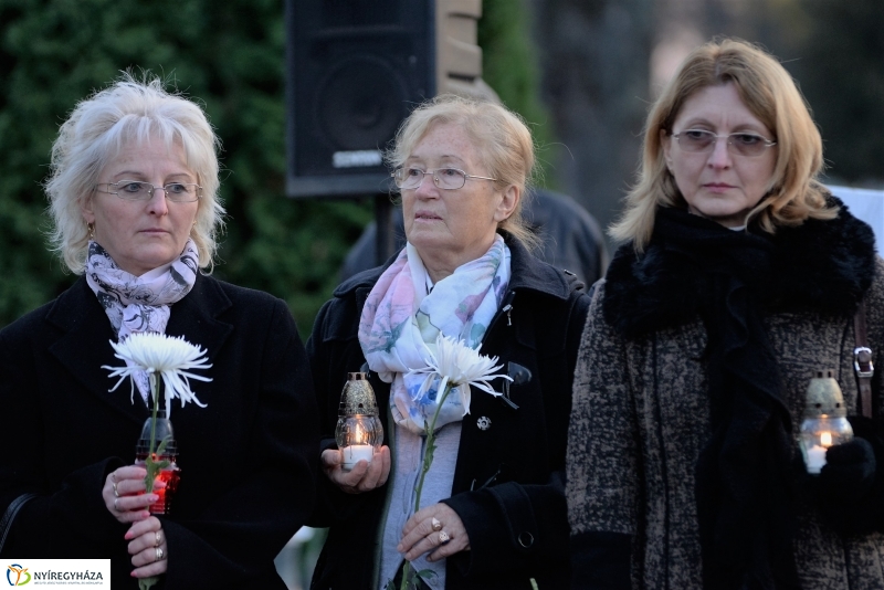 Gyertyagyújtás a 28-as parcella emlékpontjánál