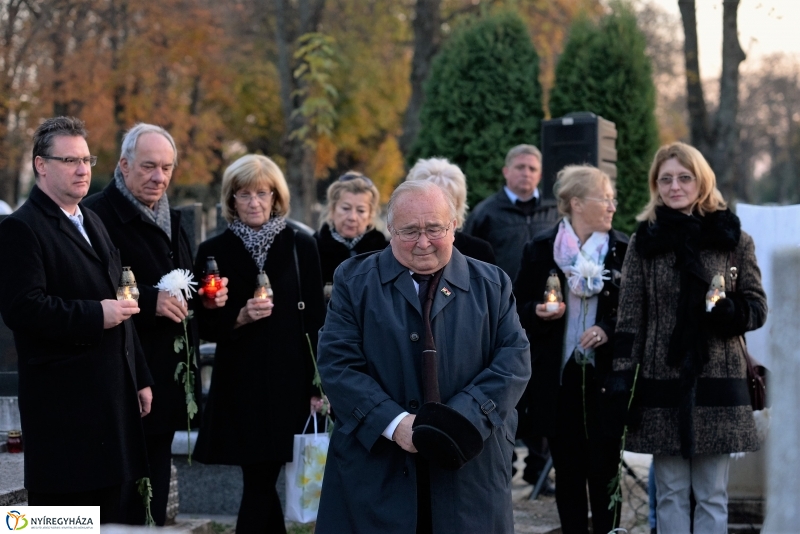 Gyertyagyújtás a 28-as parcella emlékpontjánál