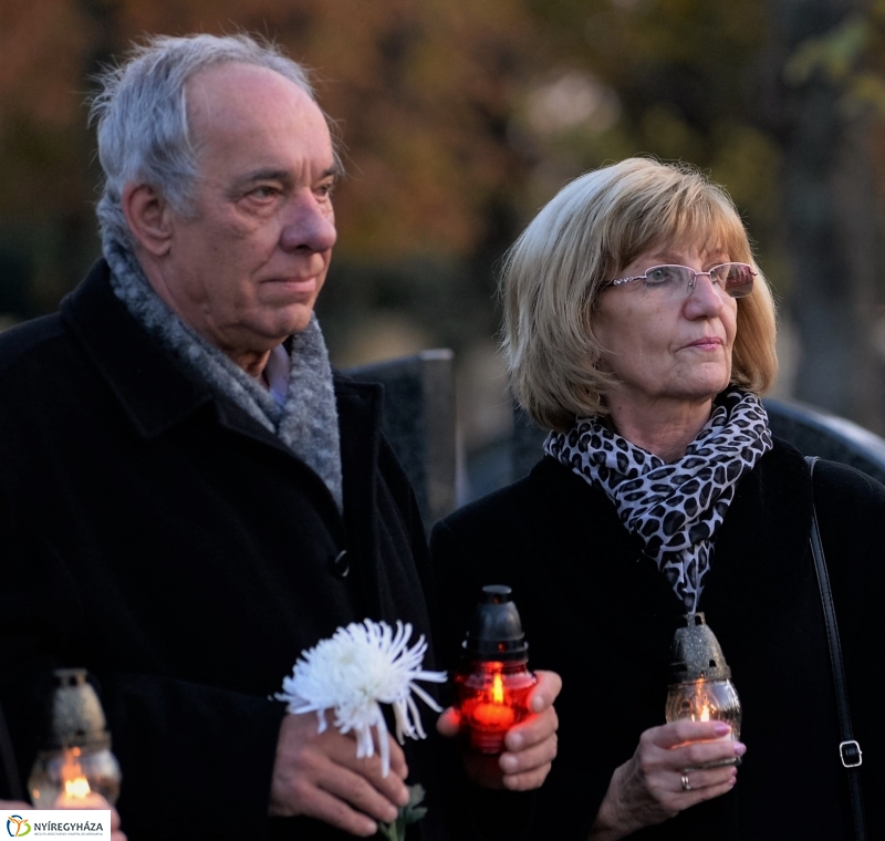 Gyertyagyújtás a 28-as parcella emlékpontjánál