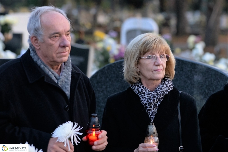 Gyertyagyújtás a 28-as parcella emlékpontjánál