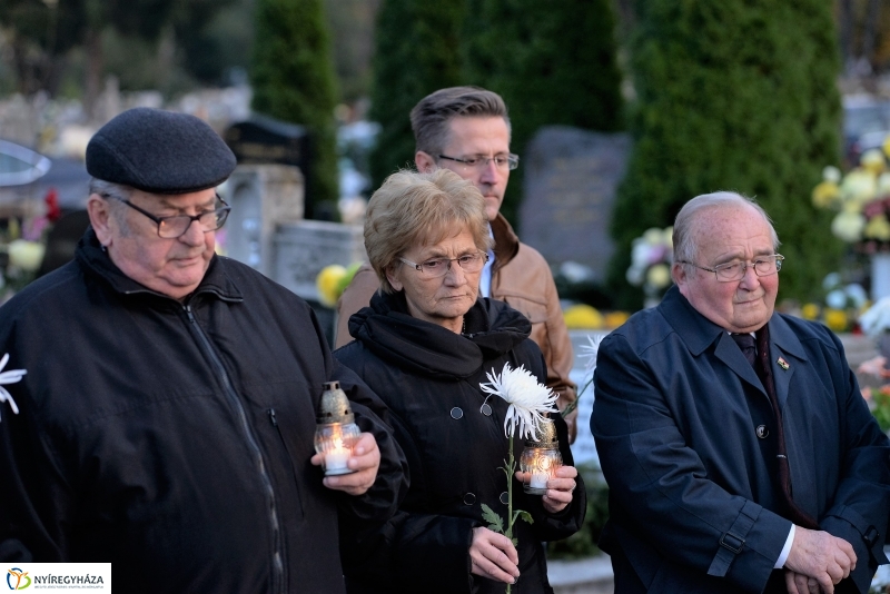 Gyertyagyújtás a 28-as parcella emlékpontjánál
