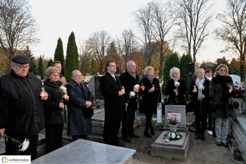 Gyertyagyújtás a 28-as parcella emlékpontjánál