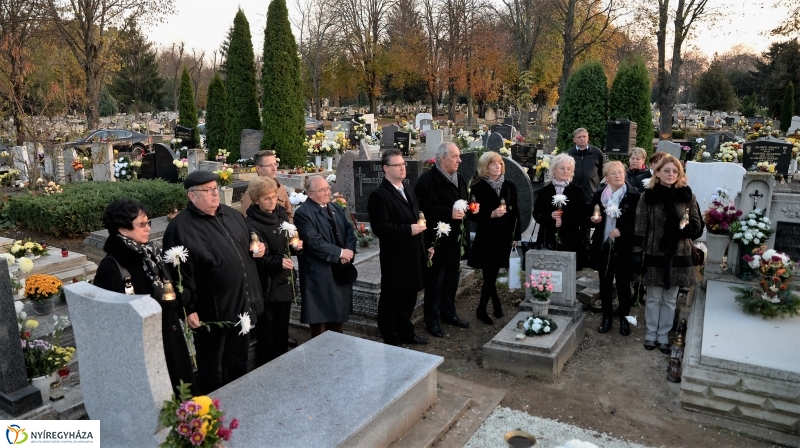 Gyertyagyújtás a 28-as parcella emlékpontjánál