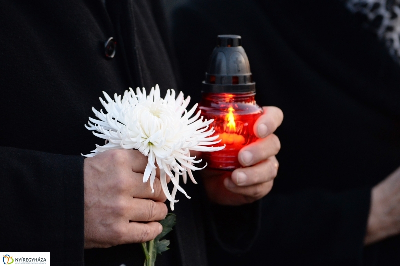 Gyertyagyújtás a 28-as parcella emlékpontjánál