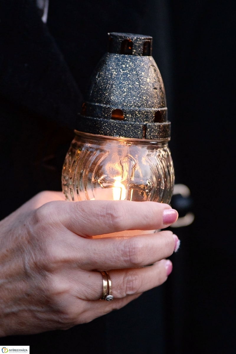 Gyertyagyújtás a 28-as parcella emlékpontjánál