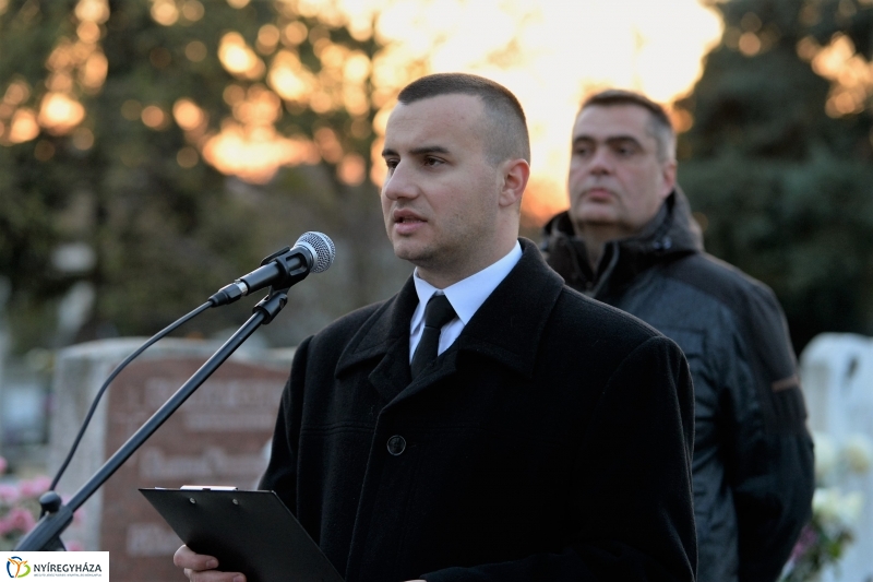 Gyertyagyújtás a 28-as parcella emlékpontjánál