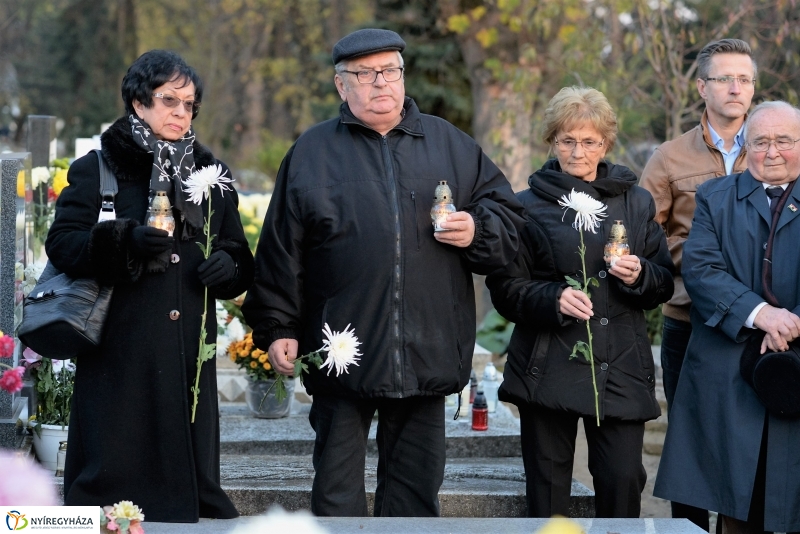 Gyertyagyújtás a 28-as parcella emlékpontjánál