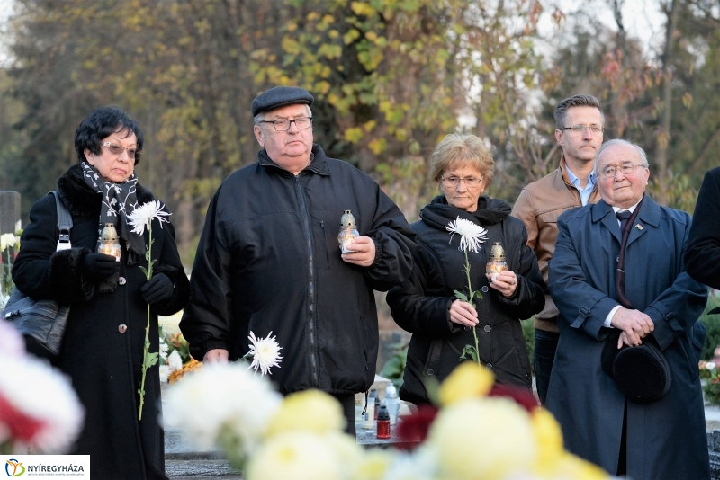 Gyertyagyújtás a 28-as parcella emlékpontjánál