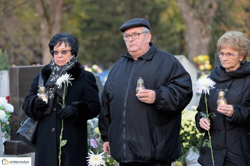 Gyertyagyújtás a 28-as parcella emlékpontjánál