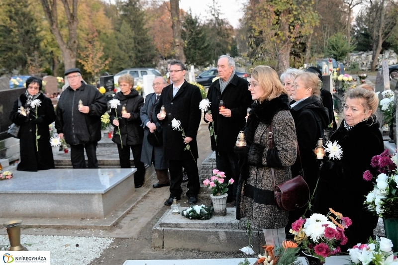 Gyertyagyújtás a 28-as parcella emlékpontjánál