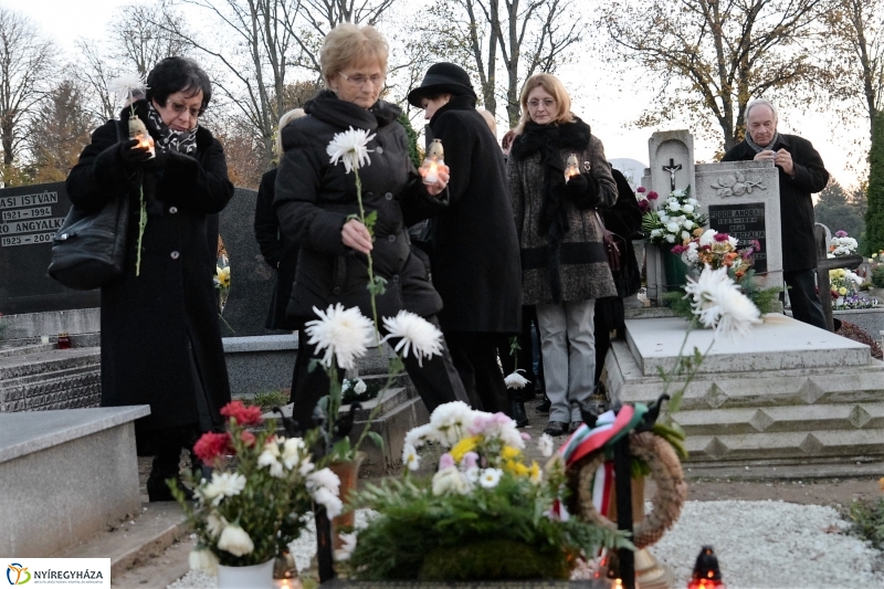 Gyertyagyújtás a 28-as parcella emlékpontjánál