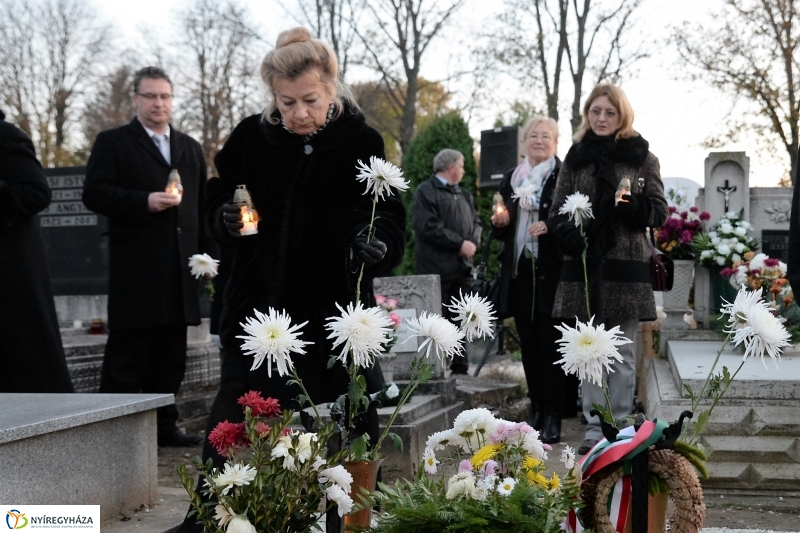Gyertyagyújtás a 28-as parcella emlékpontjánál