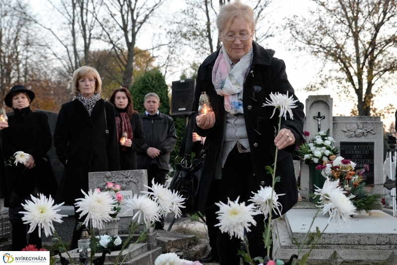 Gyertyagyújtás a 28-as parcella emlékpontjánál