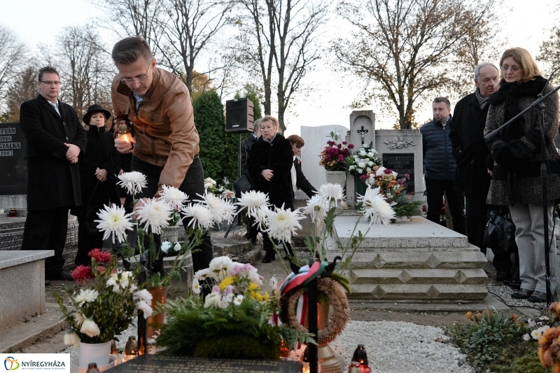 Gyertyagyújtás a 28-as parcella emlékpontjánál