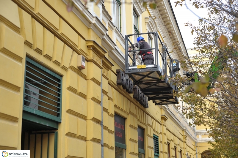 Készülnek az adventi díszítések - fotó Szarka Lajos