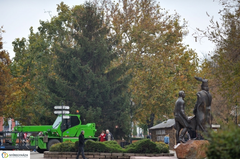 Karácsonyfa érkezett a Kossuth-térre - fotó Szarka Lajos