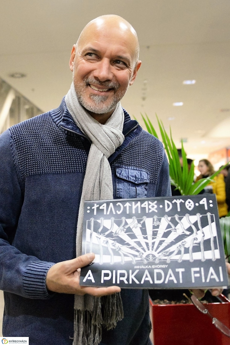 A PIRKADAT FIAI-kiállításmegnyitó a Korzóban