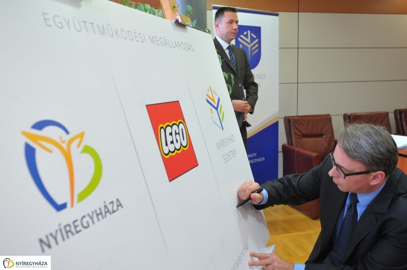 LEGO megállapodás a Nyíregyházi Egyetemen - fotó Szarka Lajos