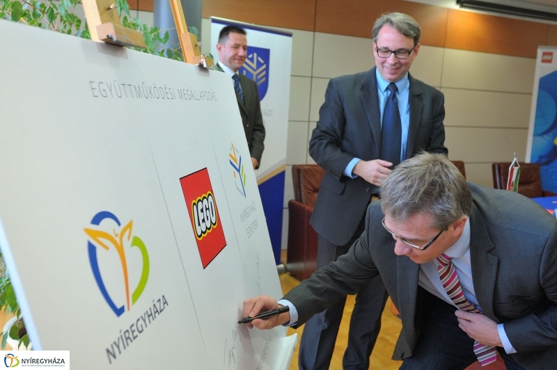 LEGO megállapodás a Nyíregyházi Egyetemen - fotó Szarka Lajos