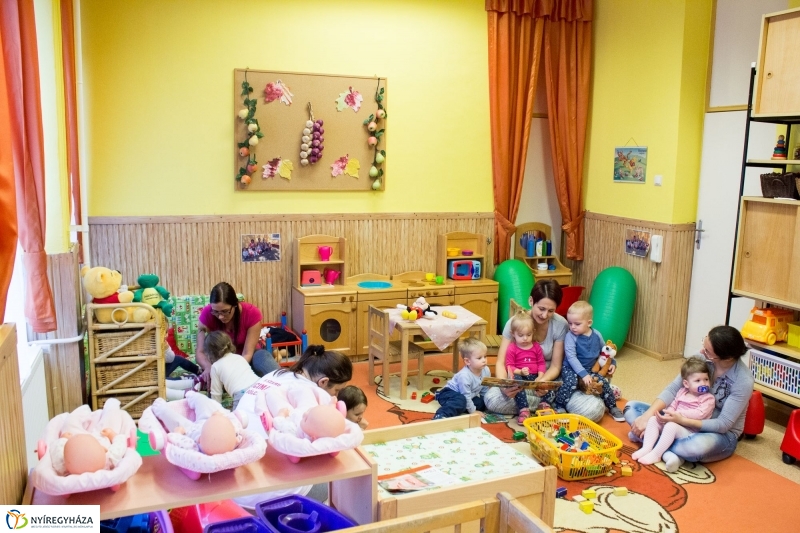 Ismerkedés a bölcsődével - fotó Szarka Lajos