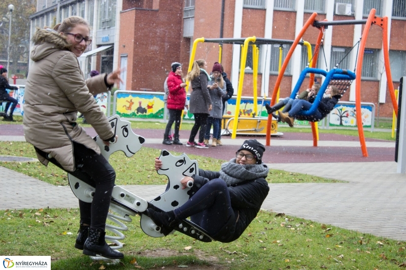 Egy kis móka a játszótéren - fotó Szarka Lajos