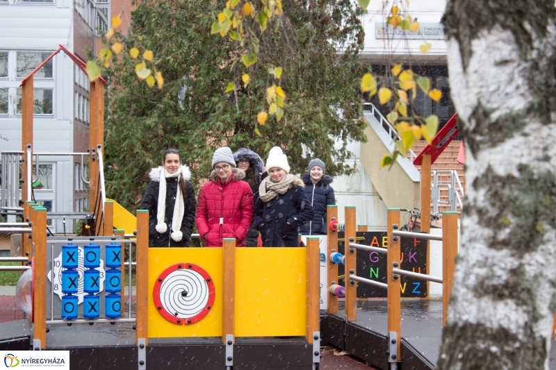 Egy kis móka a játszótéren - fotó Szarka Lajos