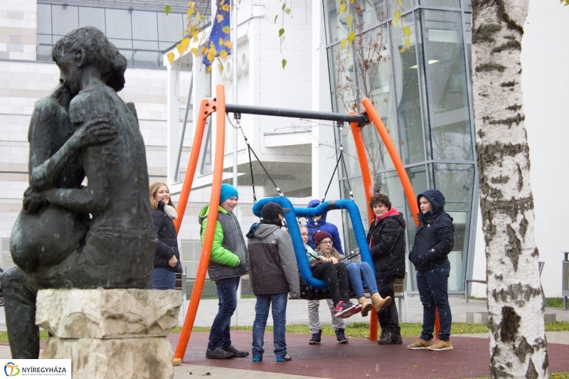 Egy kis móka a játszótéren - fotó Szarka Lajos