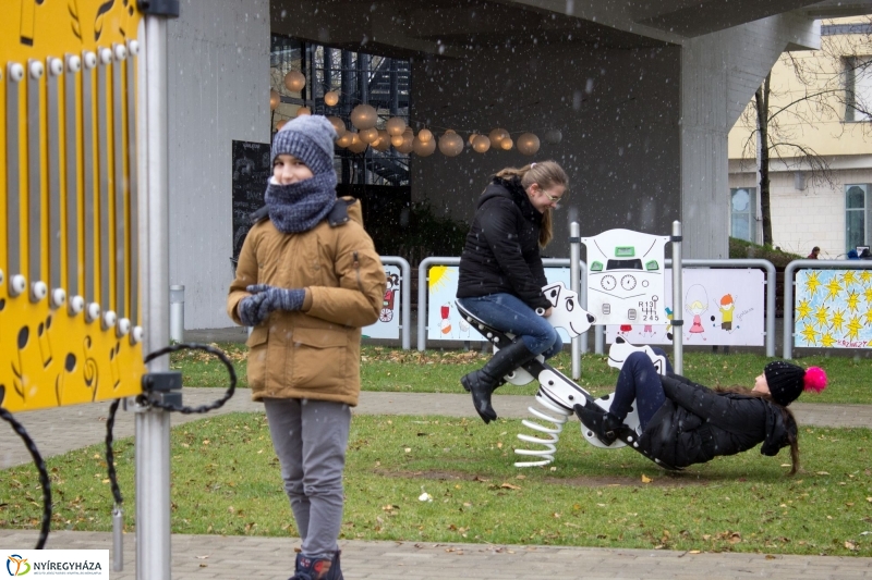 Egy kis móka a játszótéren - fotó Szarka Lajos