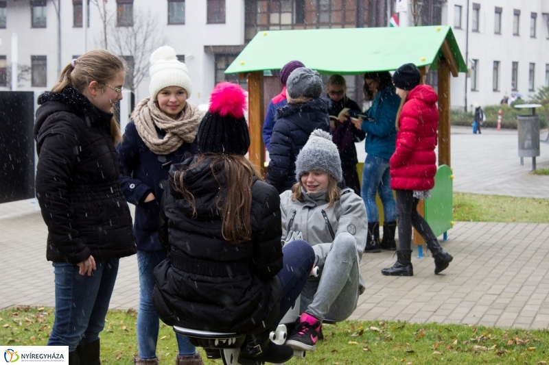 Egy kis móka a játszótéren - fotó Szarka Lajos