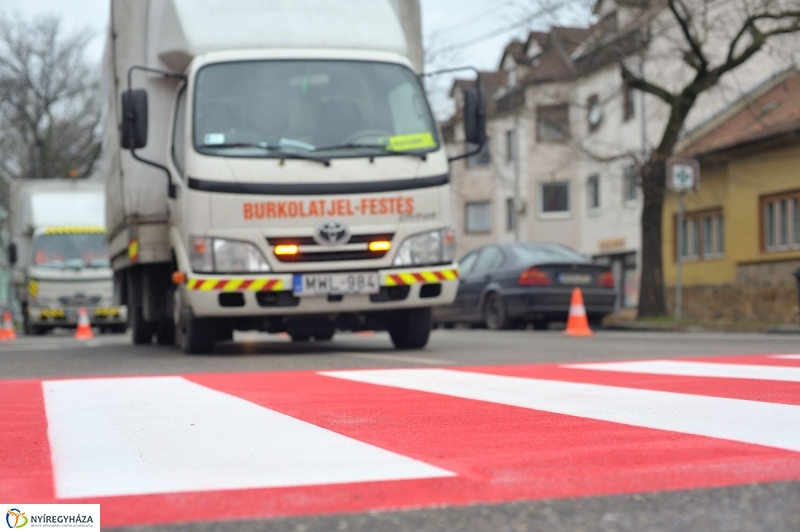 Megerősítették a zebra festését - fotó Szarka Lajos