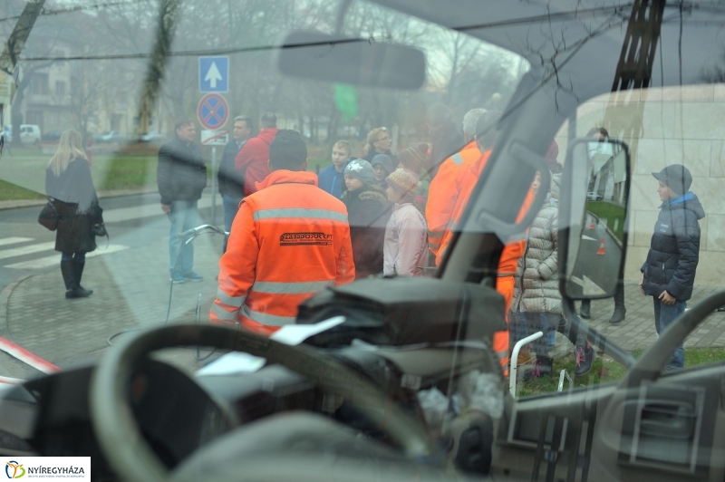 Megerősítették a zebra festését - fotó Szarka Lajos