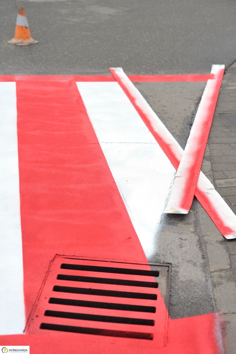 Megerősítették a zebra festését - fotó Szarka Lajos