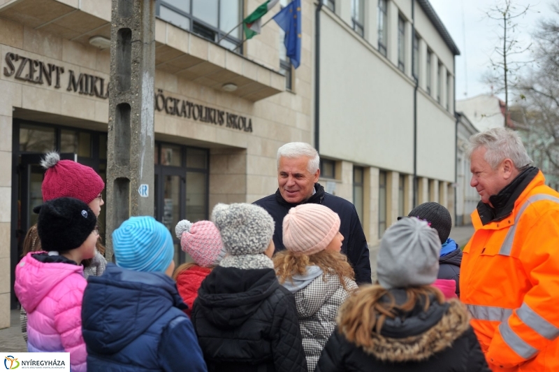 Megerősítették a zebra festését - fotó Szarka Lajos