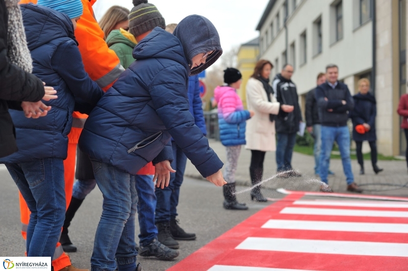 Megerősítették a zebra festését - fotó Szarka Lajos