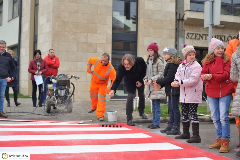 Megerősítették a zebra festését - fotó Szarka Lajos