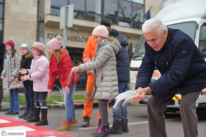 Megerősítették a zebra festését - fotó Szarka Lajos