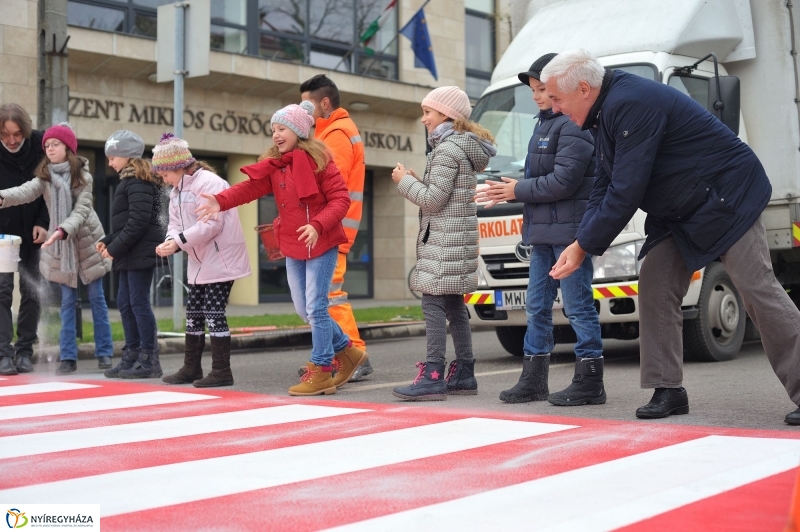 Megerősítették a zebra festését - fotó Szarka Lajos