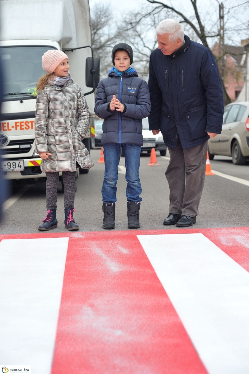 Megerősítették a zebra festését - fotó Szarka Lajos