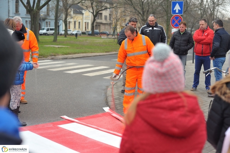 Megerősítették a zebra festését - fotó Szarka Lajos