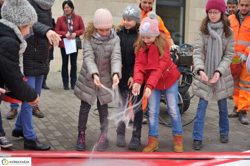 Megerősítették a zebra festését - fotó Szarka Lajos