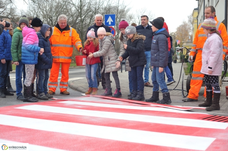 Megerősítették a zebra festését - fotó Szarka Lajos