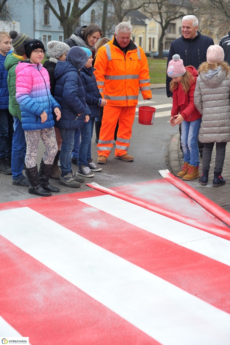 Megerősítették a zebra festését - fotó Szarka Lajos